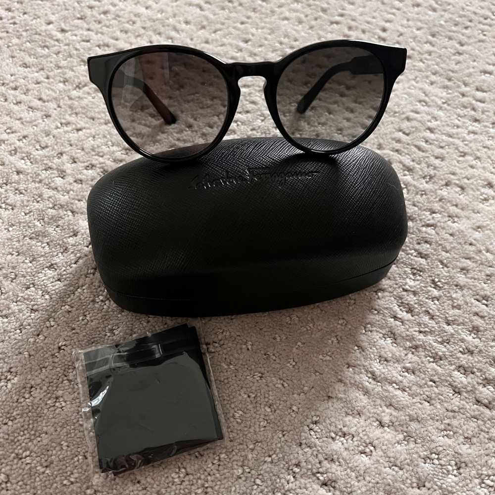 FERRAGAMO tea cup sunglasses - black